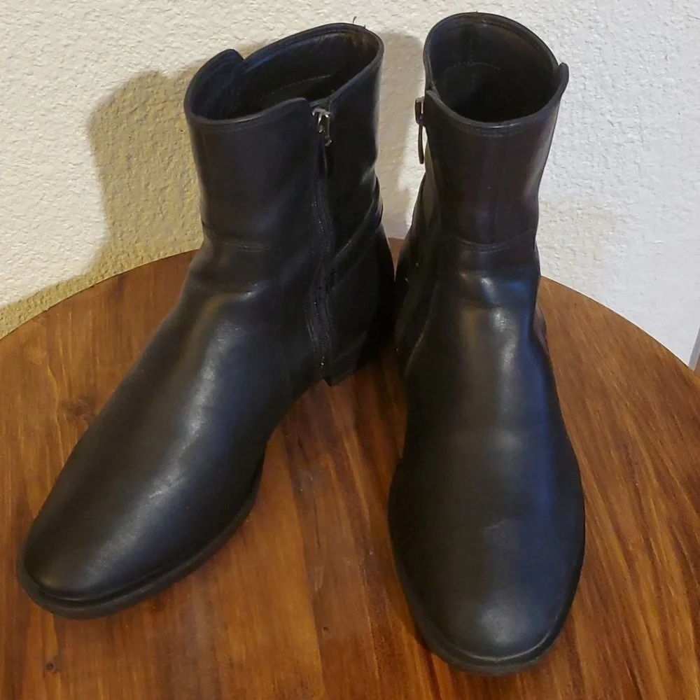 Ecco| Black Supple Smooth Leather Booties Boots Side Zip Low Heel   Sz.6